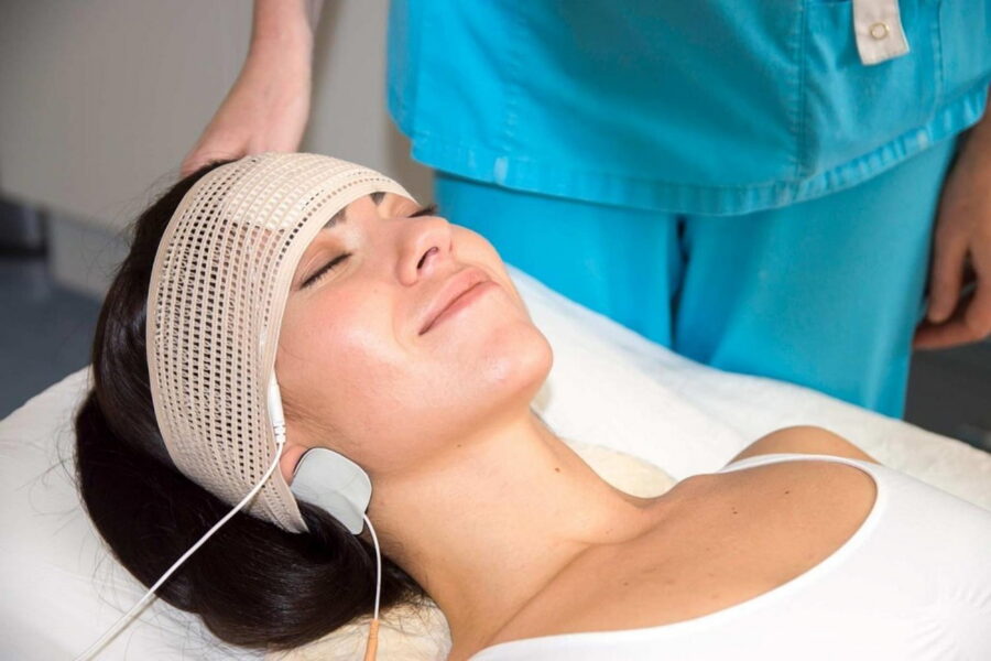 TRANSKRANIĀLĀ ELEKTROSTIMULĀCIJA